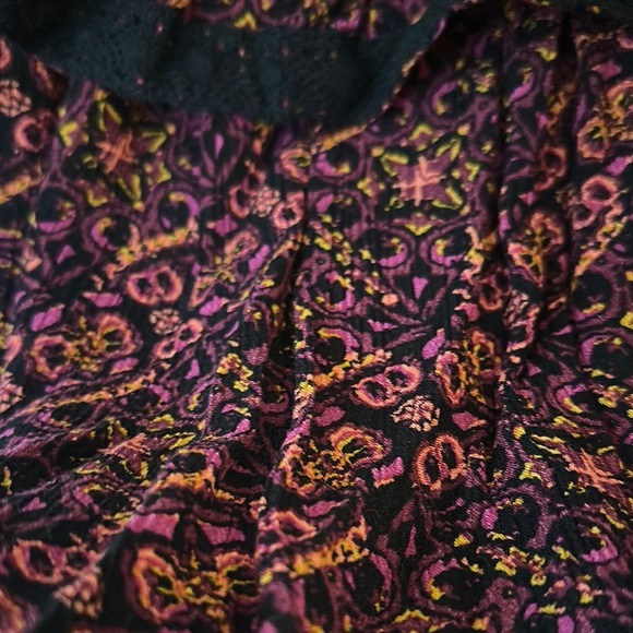 MOSSIMO SUPPLE CO. | Boho Black and Red Floral Blouse Over the Shoulder - Picture 5 of 10